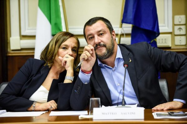 Mentre il mondo legalizza, Lamorgese fa peggio di Salvini: in galera anche i piccoli spacciatori