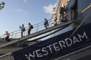 Coronavirus, buco nei controlli sulla nave Westerdam: individuati i 5 italiani scesi senza quarantena dopo caso di contagio