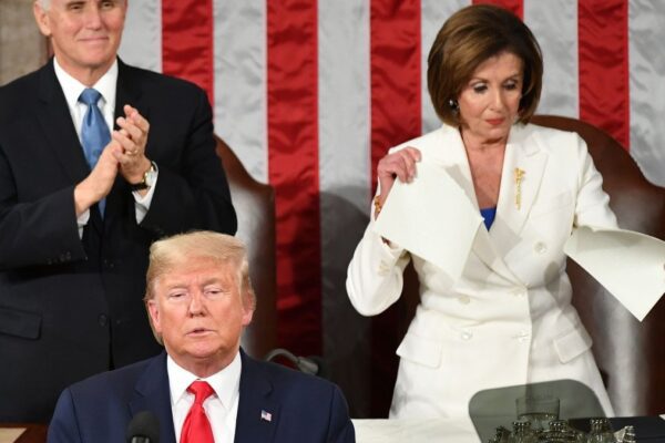 Stato dell’Unione, Nancy Pelosi ‘sfida’ Trump e strappa il suo discorso