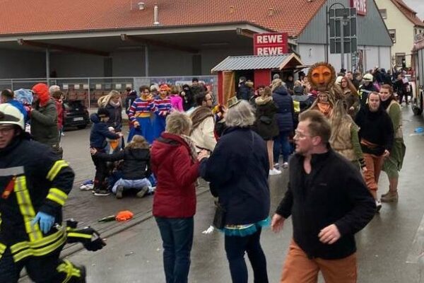 Germania, auto piomba sulla folla alla parata di Carnevale: decine di feriti, ci sono anche bambini