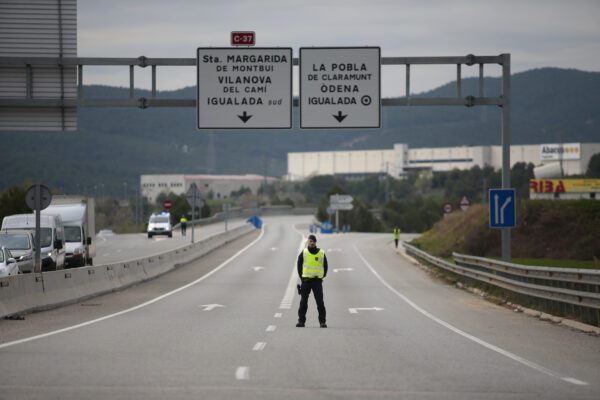 Mossos de Esquadra ai posti di blocco a Igualada, Catalogna, Spagna (AP Photo/Joan Mateu)