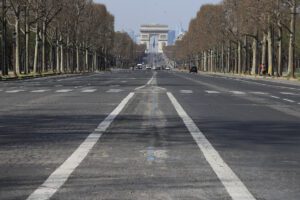 Champs Elysees vuoti a Parigi, per l’emergenza Coronavirus (AP Photo/Michel Euler)