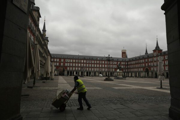 Plaza Mayor di Madrid vuota durante l’emergenza coronavirus (AP Photo/Manu Fernandez)