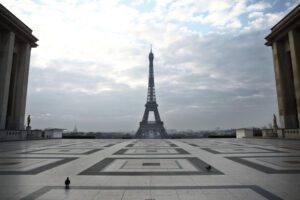 Piazza Trocadero, di fronte alla Torre Eiffel a Parigi, di solito affollata di turisti, è deserta per via dell’epidemia da Covi-19 (AP Photo/Thibault Camus)