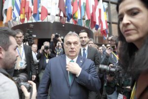 Ungheria, le opposizioni gridano al golpe contro pieni poteri a Orban
