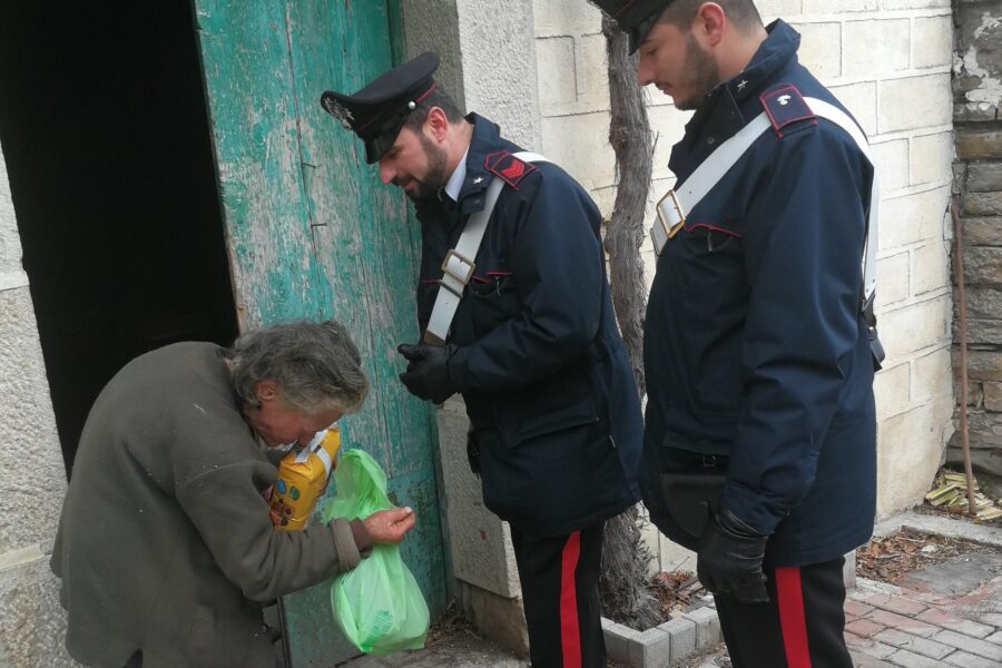 Dal ritiro delle bombole d’ossigeno alla consegna dei farmaci: così i carabinieri aiutano chi sta male