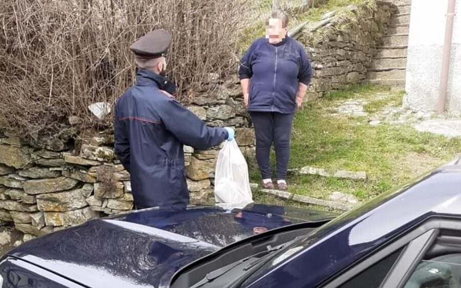 Carabinieri campioni di solidarietà: portano farmaci e cibo a coppia di anziani in isolamento per Covid-19