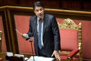 Conte al Senato sul Coronavirus: “Confronto più intenso con opposizioni”. Renzi: “Serve commissione inchiesta”