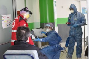 Burocrazia, il male che sta uccidendo chi ha il coronavirus: bloccate mascherine e nuovi ospedali