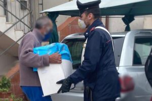 “Non possiamo mangiare” e mostra frigo vuoto ai carabinieri: tre ‘blitz’ di solidarietà a Napoli