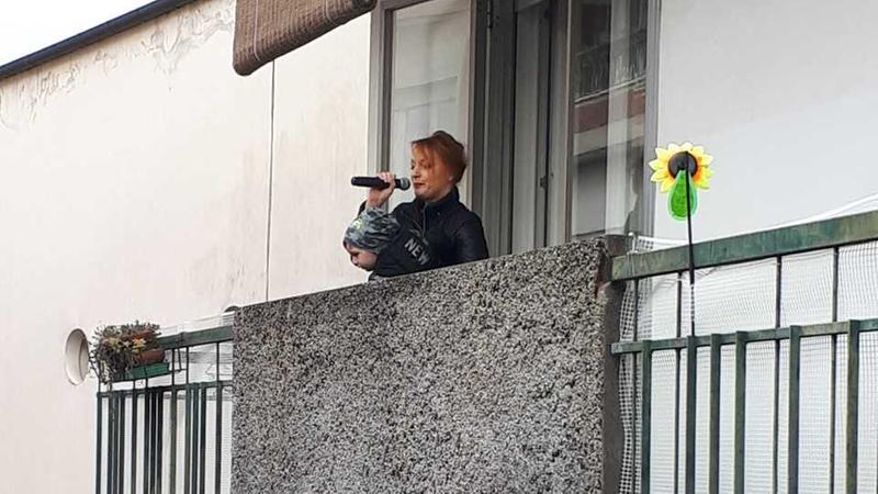 Flash-mob a suon di musica sul balcone, i vicini di casa chiamano i carabinieri