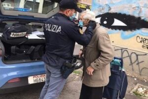 “Non posso entrare al supermercato”, poliziotti regalano mascherina ad anziano in lacrime