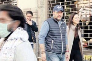 Coronavirus, polemiche per la passeggiata romantica di Salvini per il centro di Roma