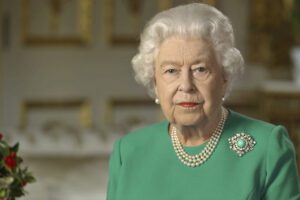 La 94enne Elisabetta II dà scacco all’impacciato Boris Johnson