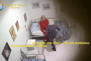 Anziani torturati nella casa di riposo: “Crepa, se ti muovi ti rompo una gamba”