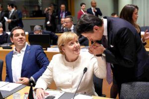 Conte canta vittoria ma sale sul carro di Merkel e Macron