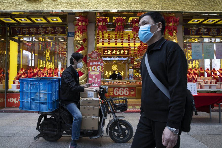 Coronavirus, la Cina ammette i dati ‘falsati’: i morti a Wuhan sono il 50% in più
