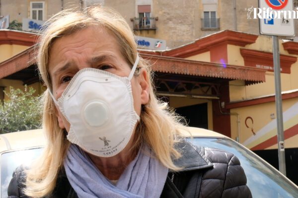 Scuola a domicilio, la maestra Angela per i vicoli di Napoli: “Bimbi senza connessione, vado balcone per balcone”