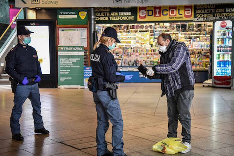 La polizia effettua i controlli previsti per il lockdown © https://static.blitzquotidiano.it/wp/wp-content/uploads/2020/03/polizia-ansa-4.jpg