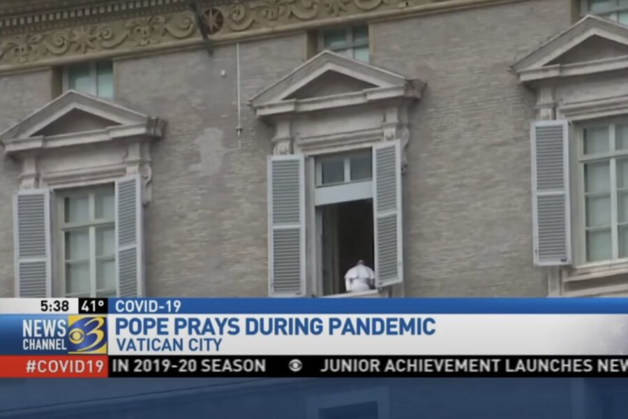 “Papa Francesco è un ologramma”, la teoria del complotto colpisce il Pontefice
