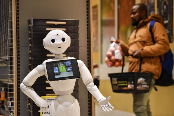 I robot compiono 100 anni: storia del cambiamento dell’Intelligenza Artificiale