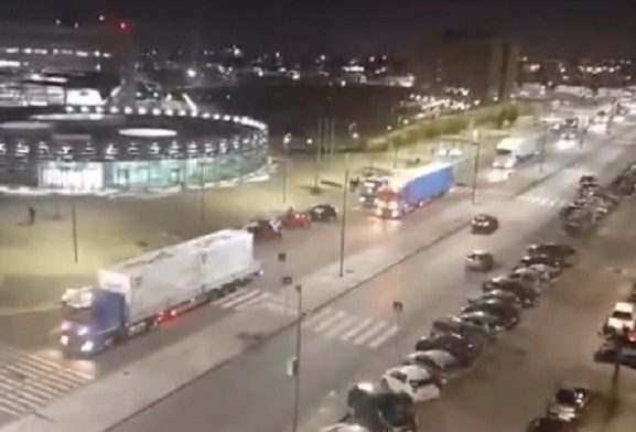 Napoli, tifo da stadio per l’arrivo della carovana di camion per il Covid-center