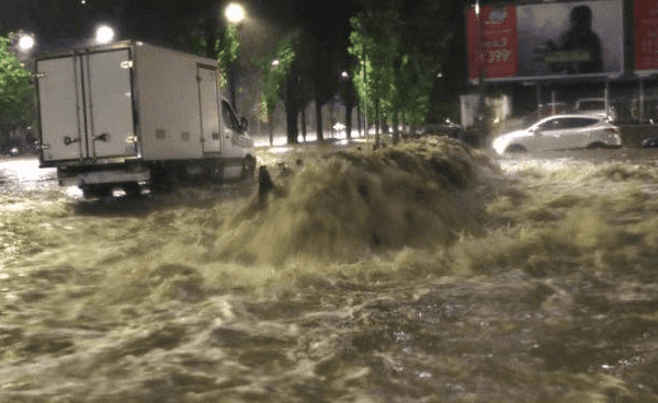 Nubifragio a Milano, esondato il Seveso: chiuse le strade a Niguarda