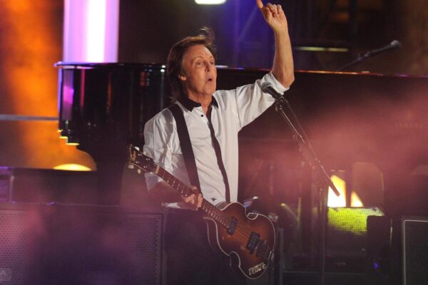 NATIONAL PHOTO GROUPSir Paul McCartney puts on a show for the official live audience at the "Jimmy Kimmel Live!" show in Hollywood. Job: 092313K4Non-Exclusive  September 23rd, 2013  Los Angeles, CANPG.com  LaPresseOnly Italy