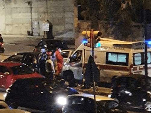 Napoli, schianto alla rotonda: auto contro tabellone pubblicitario, grave 38enne