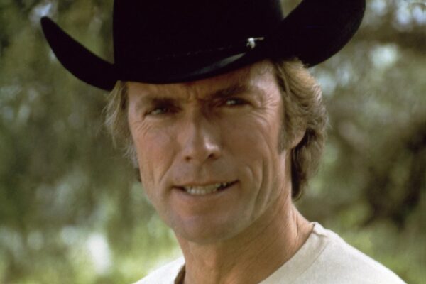 Clint Eastwood compie 90 anni, la leggenda del cinema fu scoperta da Sergio Leone