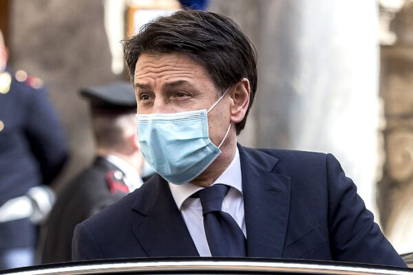 Le bugie di Conte, premier che ha ridotto il Parlamento a suo barboncino