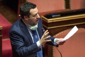 Salvini parla in Aula, senatori ridono e scoppia la bagarre: “Vada al bar, porti rispetto per chi soffre”