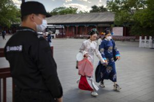 Pechino trema per un nuovo focolaio: quartieri chiusi, vietati sport e viaggi