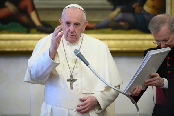 Foto Vatican Media/LaPresse17-06-2020 Città del VaticanoCronacaI pastori siano ponti fra Dio e le persone e restino attaccati al popolo. E’ la forte esortazione del Papa che all’udienza generale ripercorre la vita di Mosè, che non vende la sua gente ma intercede per il popoloNella foto: Papa Francesco DISTRIBUTION FREE OF CHARGE – NOT FOR SALE