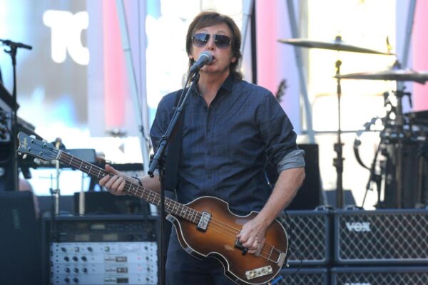 NATIONAL PHOTO GROUPSir Paul McCartney takes over Hollywood Boulevard as he performs live onstage at the "Jimmy Kimmel Live!" show in Hollywood. Job: 092313K3Non-Exclusive  September 23rd, 2013  Los Angeles, CANPG.com  LaPresseOnly Italy