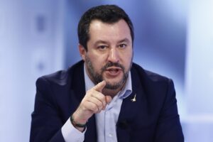 Salvini lancia l’Opa sui senatori del M5S: “Presto altri arrivi”. A rischio la tenuta del governo