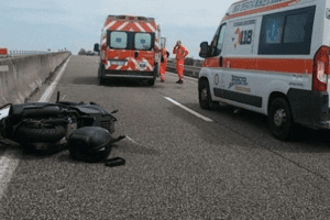 Schianto in moto sull’Asse Mediano, giovane papà muore al Cardarelli: familiari disperati