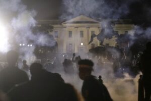 Casa Bianca sotto assedio, spente le luci per sicurezza