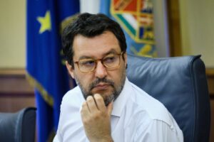 Schiaffo della Consulta al decreto sicurezza di Salvini: “Sì a iscrizione all’anagrafe dei migranti”