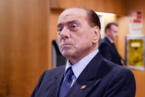 Perizia psichiatrica per Berlusconi, anche la sinistra si schiera col Cav: “È assurda”