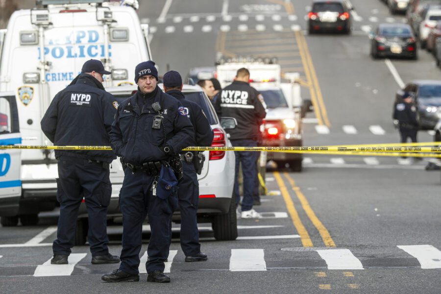 IMMAGINE DI REPERTORIO New York City police officers work the scene of a police involved shooting outside the 41st precinct Sunday, Feb. 9, 2020, in New York. (AP Photo/John Minchillo)