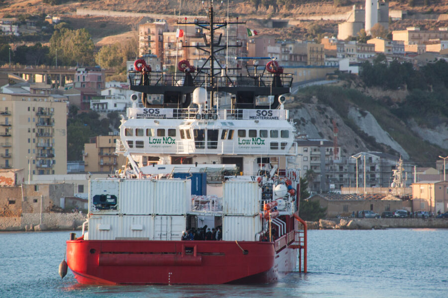 Foto Fabio Peonia/LaPresse 06 luglio 2020 Porto Empedocle, Agrigento – Italia cronaca La nave Ocean Viking a Porto Empedocle: si attendono i risultati dei tamponi prima di iniziare il trasferimento dei migranti negativi al covid 19 sulla nave quarantena Moby ZazaPhoto Fabio Peonia/LaPresse 06 July 2020 Porto Empedocle, Agrigento – Italy nwws The Ocean Viking ship in Porto Empedocle: swab results are expected before the transfer of negative migrants to covid on the quarantine ship Moby Zaza