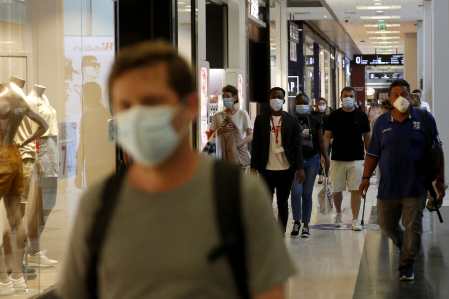 Il Coronavirus torna a far paura e la Campania fa da esempio: controlli e multe per chi non mette la mascherina