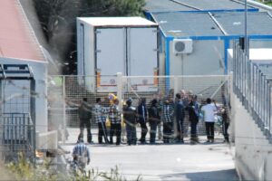 Fuga di massa dal centro migranti di Caltanissetta, un centinaio scappano dal Cara ricercati dai carabinieri