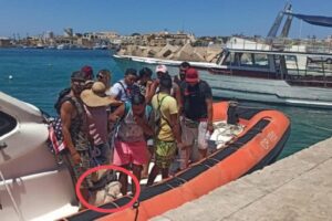 Sbarcati a Lampedusa con bagagli e barboncino, lo strano caso dei migranti-turisti tunisini