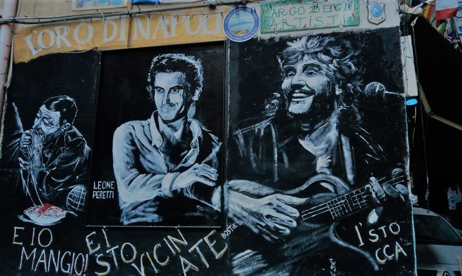 Napoli pensa di rinascere con murales e targhe…