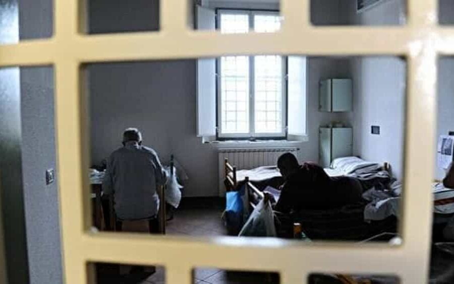 A Poggioreale il detenuto più vecchio d’Italia: il dramma di Giovanni, in cella a 85 anni