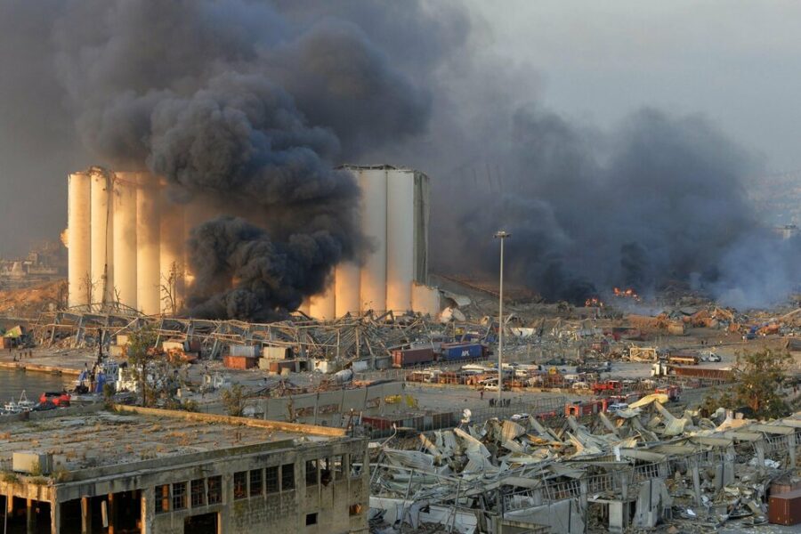Esplosioni Beirut, oltre 100 morti e 4.000 feriti: “Sostanze tossiche nell’aria, andate via”