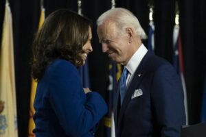 Elezioni USA, il 54% degli americani approva Kamala Harris alla vicepresidenza