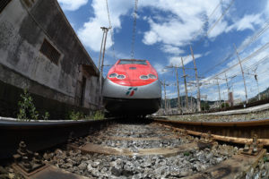 Alta velocità sospesa tra Roma e Napoli dopo incendio: Frecce bloccate a Termini, treni da App Trenitalia dopo le 19.30